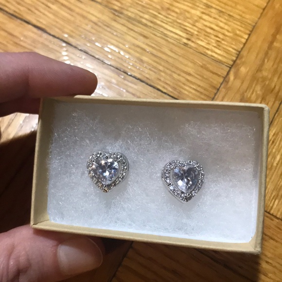 Heart shaped sparkly rhinestone earrings - Picture 3 of 3